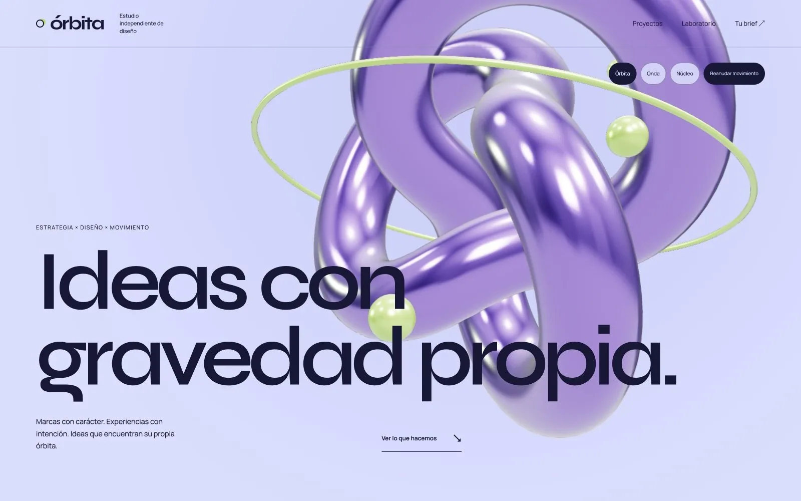 Portada de Órbita: composición violeta con una escultura tridimensional y presentación de un estudio creativo.
